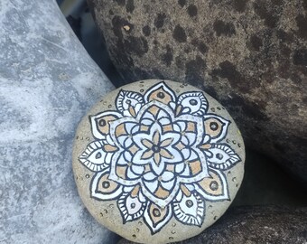 Mandala auf Stein gemalt