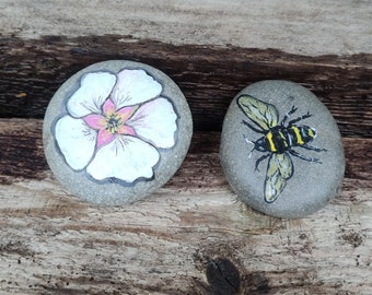 Biene und Blume auf Stein gemalt Duo