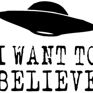 K&ouml;nnte beinhalten: Schwarze Silhouette einer klassischen fliegenden Untertasse &uuml;ber dem Satz "I WANT TO BELIEVE" in fetten Gro&szlig;buchstaben. Das Bild ist ein einfaches Grafikdesign, ideal f&uuml;r Fans von Science-Fiction und au&szlig;erirdischen Themen.
