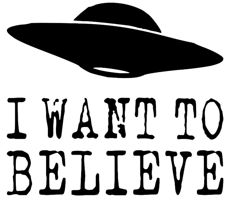 K&ouml;nnte beinhalten: Schwarze Silhouette einer klassischen fliegenden Untertasse &uuml;ber dem Satz "I WANT TO BELIEVE" in fetten Gro&szlig;buchstaben. Das Bild ist ein einfaches Grafikdesign, ideal f&uuml;r Fans von Science-Fiction und au&szlig;erirdischen Themen.