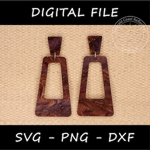 Peut inclure: Une paire de boucles d'oreilles rectangulaires brunes et dorées avec un motif en spirale et des paillettes. Les boucles d'oreilles ont une fermeture à crochet argentée.
