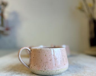 Handgemaakte roze gespikkelde keramische koffiemok – aardewerk, 0,35 l