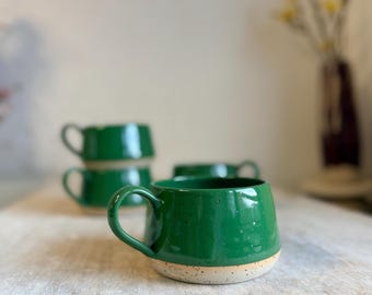Handgemaakte koffiemok van groen steengoed - gespikkeld keramiek, 3,5 dcl
