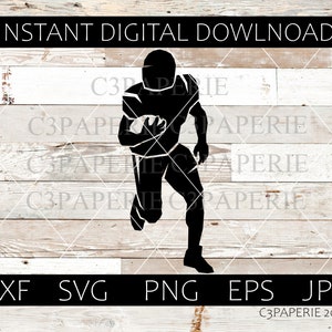 Puede incluir: Silueta de un jugador de fútbol americano corriendo con el balón. El jugador lleva una camiseta y pantalones. La imagen está sobre un fondo de madera blanca.