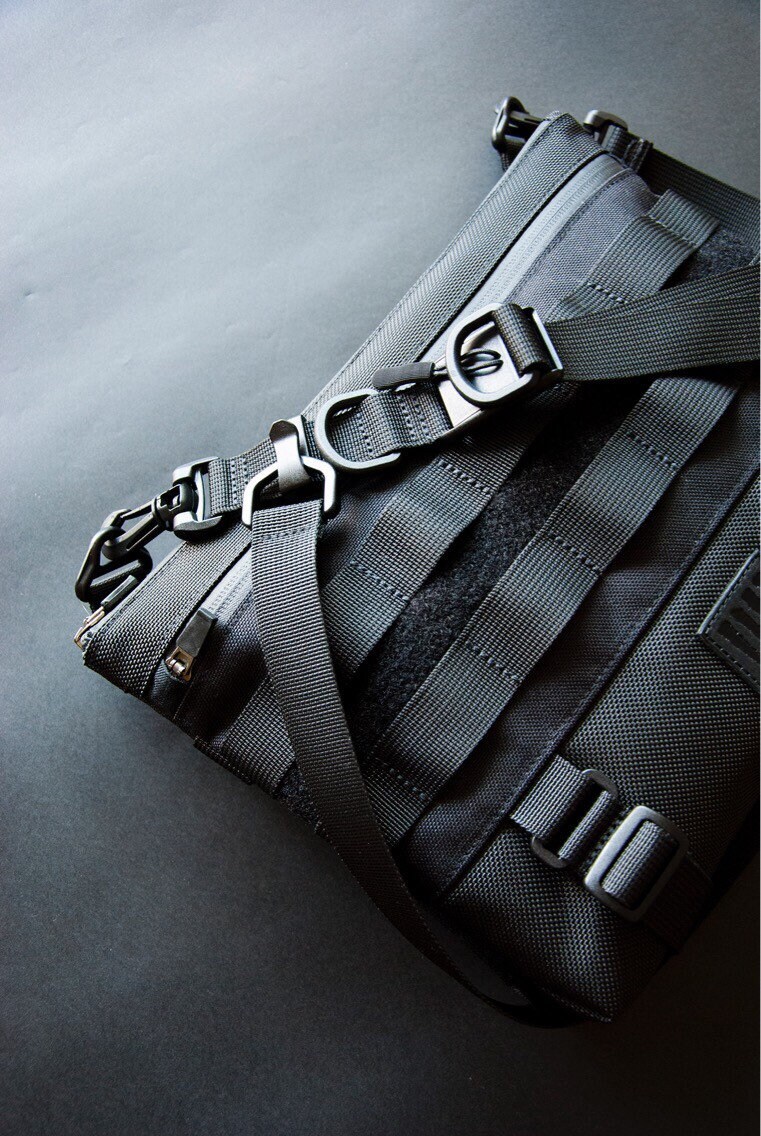 【関税込み】Kara ブラック Knot Tech バッグ Kara Pouch 'knot Tech' | italist