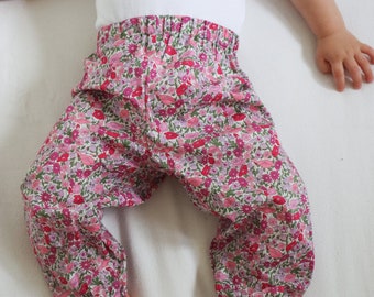 pantalon liberty of London girls, pantalon floral, cadeau bébé fille, pantalon bébé, pantalon d’été, pour elle, pour bébé,