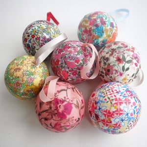 palline di natale Liberty London, decorazioni natalizie, palline di stoffa Liberty of London, decorazioni per alberi, decorazioni per alberi, palline per alberi di Natale