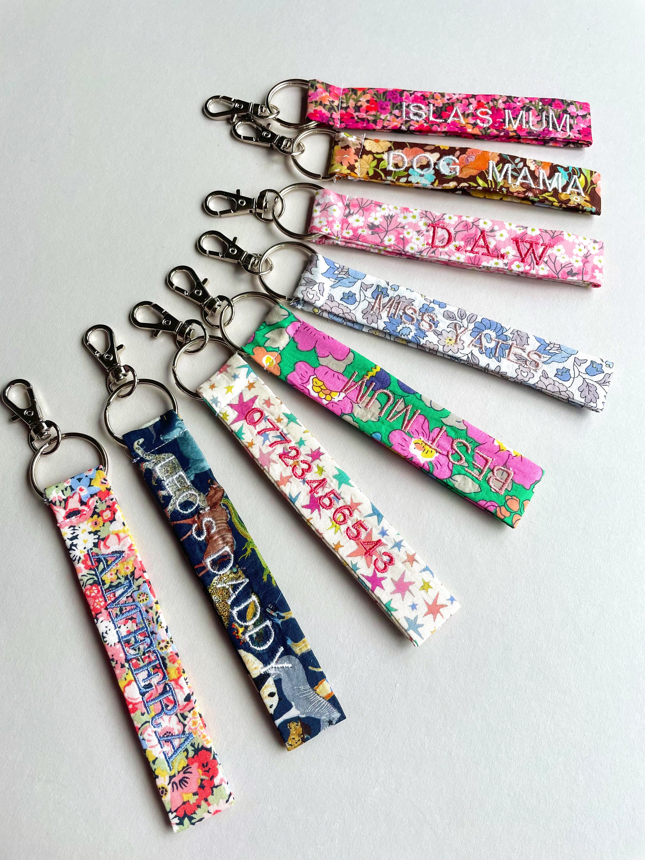 パーソナライズされたリバティファブリックキーホルダー、刺繍入り