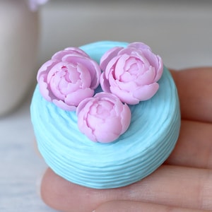 Pastel de peonías para muñecas a escala 1:6 (apta para algunas muñecas a escala 1/4), pastel de peonías de arcilla polimérica, pastel de verano a escala 1/6, mini pastel de flores a escala 1/6