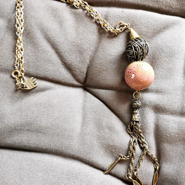 Collier avec pendentif en céramique grecque