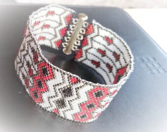 Cuff bracelet in Art Nouveau woven beads