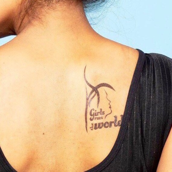 Madchen Laufen Die Welt Tattoo Frau Macht Inspirierende Etsy