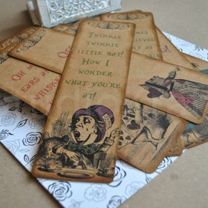 8 Grandi segnalibri di Alice nel paese delle meraviglie / Segnalibri marroni Kraft / Segnalibri dall'aspetto vintage / Segnalibri Alice / Tag ephemera / Segnalibri di carta