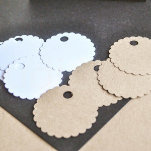 50 etichette di carta smerlate rotonde vuote / etichette di carta / etichette rotonde di cartonato / semplici etichette di carta / etichette vuote / cartellini regalo a favore /