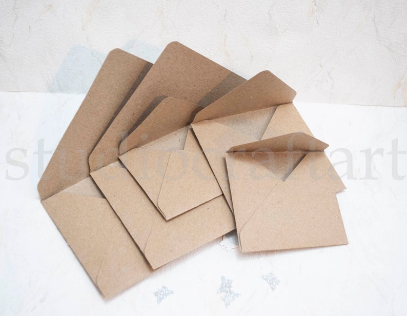 K&ouml;nnte beinhalten: Ein Stapel aus sechs braunen Papiert&uuml;ten, gefaltet und bereit zum Versenden von Briefen oder Karten.