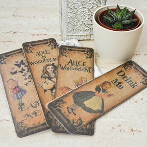 4 segnalibri Alice nel paese delle meraviglie / Segnalibri in carta marrone riciclata / Segnalibri dall'aspetto vintage / Segnalibri Alice / Tag effimero