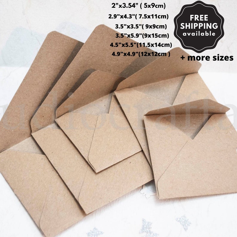 K&ouml;nnte beinhalten: Ein Satz von sechs braunen Papiert&uuml;ten in verschiedenen Gr&ouml;&szlig;en, von 5 cm x 9 cm bis 12 cm x 12 cm. Die Umschl&auml;ge sind versetzt angeordnet, wobei der gr&ouml;&szlig;te Umschlag unten und der kleinste oben liegt. Die Umschl&auml;ge sind aus strukturiertem braunen Papier gefertigt und haben eine Klappe, die zum Verschlie&szlig;en des Umschlags umgeklappt wird.