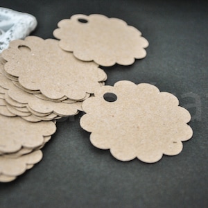 50 étiquettes rondes en papier festonné | étiquettes en papier | étiquettes rondes de stock de cartes | étiquettes en papier simples | étiquettes vides | privilégier les étiquettes cadeaux |