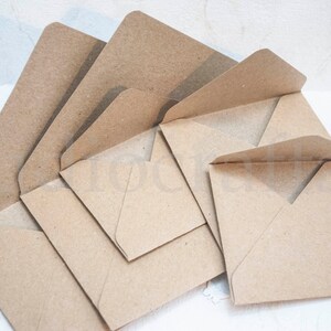 K&ouml;nnte beinhalten: Ein Stapel brauner Papiere Umschl&auml;ge mit einer strukturierten Oberfl&auml;che. Die Umschl&auml;ge sind gefaltet und bereit zum Versenden von Briefen oder Karten.