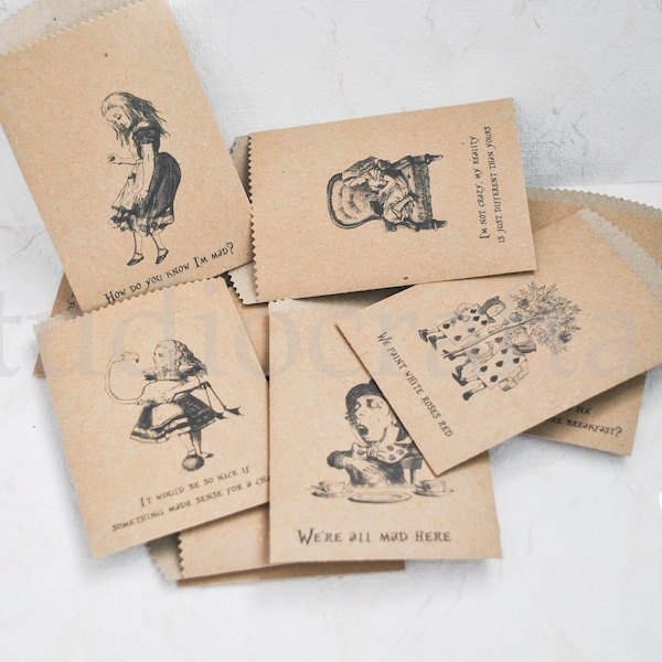 10 petits sacs en papier Kraft brun simple avec des personnages d’Alice au pays des merveilles | sacs de cartes-cadeaux | sacs de confettis de fête | mini pap