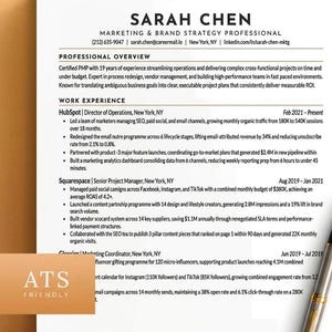 Puede incluir: Un currículum vitae profesional para Sarah Chen, una profesional de marketing y estrategia de marca. El documento incluye una descripción general profesional, experiencia laboral en HubSpot y Squarespace, e información de contacto. El currículum es compatible con ATS.