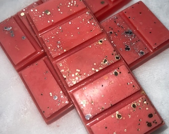 Cera de soja fundida con sabor a fresa y champán: aroma floral dulce y detalles brillantes.