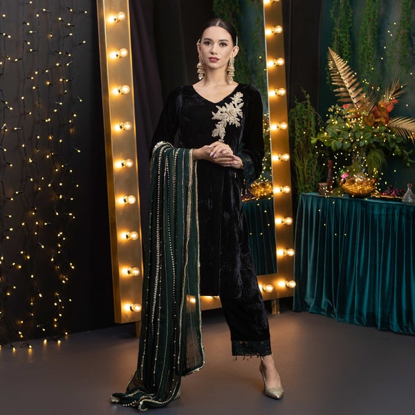 Vestido de diseñador paquistaní: camisa de terciopelo verde oscuro con pantalones Dupatta Jamawaar de gasa con perlas y lentejuelas