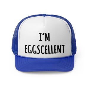 Peut inclure: Casquette de camionneur bleue et blanche avec le texte "I'M EGGSCELLENT" en noir. La casquette a un panneau avant blanc avec le texte, une visière bleue et un dos en filet bleu.
