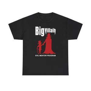 Peut inclure: T-shirt noir avec un graphique blanc d'une grande silhouette en chapeau haut de forme et cape tenant la main d'une silhouette plus petite en chapeau haut de forme. Le texte "Big Villain" est au-dessus des silhouettes et "Evil Mentor Program" est en dessous.