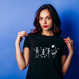 Tanzendes Skelett-Halloween-Shirt: Komfortfarben Unisex-T-Shirt