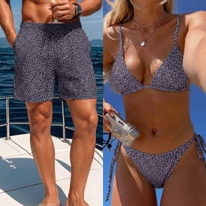 Peut inclure: Un short de bain à motif léopard gris et un ensemble bikini assorti à motif léopard gris. Le bikini se compose d'un haut triangle à fines bretelles et d'un bas à nouer sur les côtés. Les deux articles présentent un motif animal gris.
