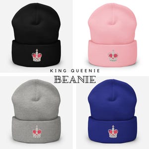 Op de afbeelding: Vier beanies in verschillende kleuren met een kroonontwerp. De beanies zijn zwart, roze, grijs en blauw. De kroon is roze met witte juwelen.