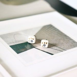 White and Grey 22kt Gold Polka Dot Porcelain Square Earrings Porcelain Earrings Stud Earrings Polka Dot Earrings Square Earrings zdjęcie 1