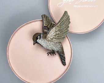 Spilla a forma di uccello con perline, spilla a forma di passero realistico, spilla a forma di uccello fatta a mano, gioiello con perline ricamate ispirato alla natura, regalo per gli amanti degli uccelli, spilla a forma di animale del bosco