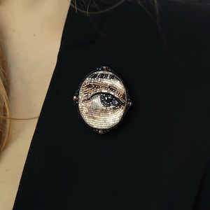 邪眼ブローチ ビーズピン ダイスジュエリー 魔女 ダークアカデミア 邪眼ネックレスペンダント ゴシックジュエリー 刺繍ピン 幸運のギフト