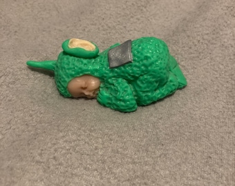 Dipsy Teletubbies - Figura personalizada de bebé durmiendo de 6,35 cm, adorno para tarta de arcilla polimérica