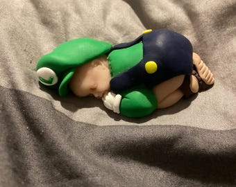 Figura personalizada de Luigi - Bebé durmiendo de 6,35 cm, adorno para tarta de arcilla polimérica