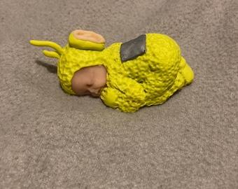 Laa-Laa Teletubbies - Figura personalizada de bebé durmiendo de 6,35 cm, adorno para tarta de arcilla polimérica