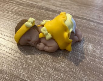 Vestido con temática amarilla - Figura personalizada de bebé niña durmiendo de 6,35 cm (2,5 pulgadas) para decoración de pasteles, hecha de arcilla polimérica.
