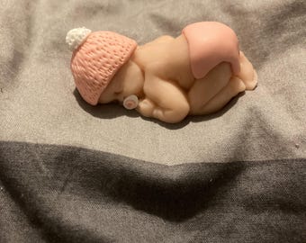 Figura personalizada de bebé durmiendo de 6,35 cm, color rosa, para tarta, de arcilla polimérica.