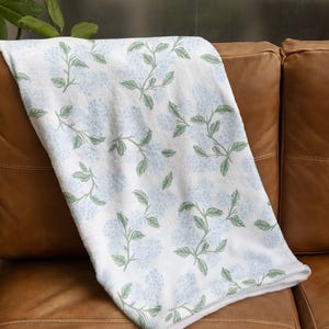 Kuscheldecke mit blauem Hortensienmuster, personalisierte Samtdecke mit Blumenmuster, kuschelige Decke mit Aquarell-Blumenmuster in Blau