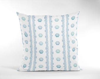Funda de almohada con diseño de conchas costeras, decoración náutica para el hogar, almohada azul y blanca con diseño de conchas marinas, acento decorativo náutico para regalo de nuevo hogar