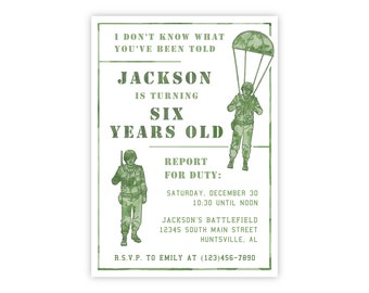 Puede incluir: Una invitación verde y blanca para una fiesta de cumpleaños. La invitación presenta un dibujo animado de un soldado que se lanza en paracaídas desde el cielo. El texto dice "No sé lo que te han dicho. Jackson cumple seis años. Preséntate para el servicio: Sábado 30 de diciembre, 10:30 hasta el mediodía. Campo de batalla de Jackson, 12345 South Main Street, Huntsville, AL. R.S.V.P. a Emily al (123)456-7890."