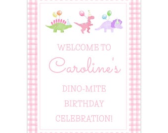 Puede incluir: Un cartel de bienvenida de cuadros vichy rosa y blanco con tres dinosaurios de dibujos animados que sostienen globos. El cartel dice "¡Bienvenido a la celebración del cumpleaños de Caroline, Dino-Mite!"