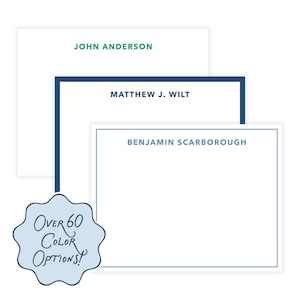 Puede incluir: Tres tarjetas de papelería personalizadas con nombres impresos en diferentes colores. La tarjeta superior tiene "JOHN ANDERSON" en verde. La tarjeta del medio tiene "MATTHEW J. WILT" en azul marino. La tarjeta inferior tiene "BENJAMIN SCARBOROUGH" en azul. Un gráfico azul claro dice "Over 60 Color Options!"