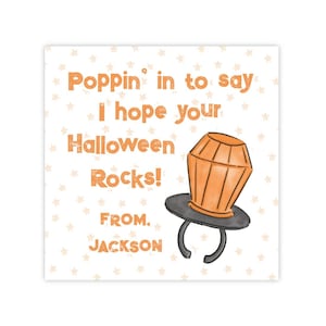 Puede incluir: Una tarjeta cuadrada con fondo claro y pequeñas estrellas naranjas. El texto dice: Poppin' in to say I hope your Halloween Rocks! FROM, JACKSON. Se incluye una ilustración de un caramelo en forma de anillo naranja con base negra.
