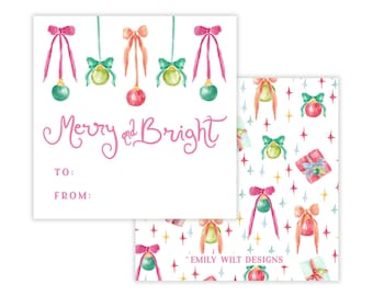 Puede incluir: Una etiqueta de regalo cuadrada con ilustraciones en acuarela de adornos navideños colgantes con lazos rosas y el texto Merry and Bright, To y From. Al lado hay un papel con un patrón a juego de adornos, cajas de regalo y estrellas rosas.