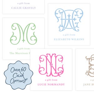 Könnte beinhalten: Quadratische Geschenkanhänger mit eleganten Monogramm-Designs in verschiedenen Farben. Die Anhänger zeigen Initialen und Namen, mit dem Text "a gift from" und den Namen der Schenkenden. Eine blaue Grafik zeigt "Over 60 Color Options!"