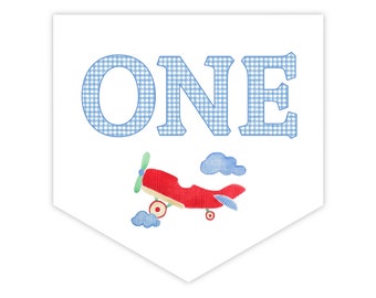Könnte beinhalten: Ein blaues und weißes Gingham-Banner mit dem Wort "ONE" in großen Buchstaben. Ein rotes Flugzeug mit weißen Rädern und Wolken befindet sich unter dem Wort "ONE".