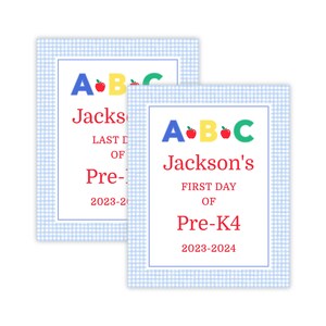 Puede incluir: Dos tarjetas con estampado de cuadros azules y blancos con el texto "A B C" en letras de colores y una manzana roja. La tarjeta superior dice "&Uacute;ltimo d&iacute;a de Jackson en Pre-K 2023-2024" y la tarjeta inferior dice "Primer d&iacute;a de Jackson en Pre-K4 2023-2024".